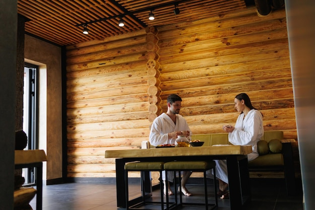 Mann und Frau trinken Tee nach der Sauna