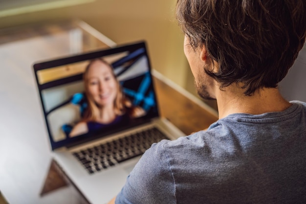 Mann und Frau unterhalten sich über einen Videoanruf