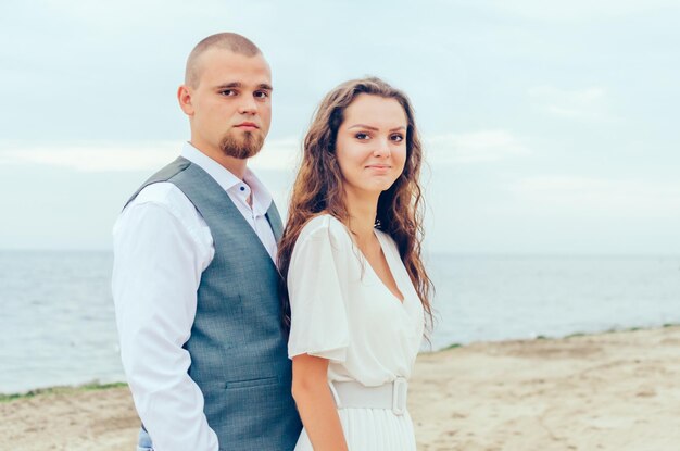 Mann und Frau werden am Meer fotografiert