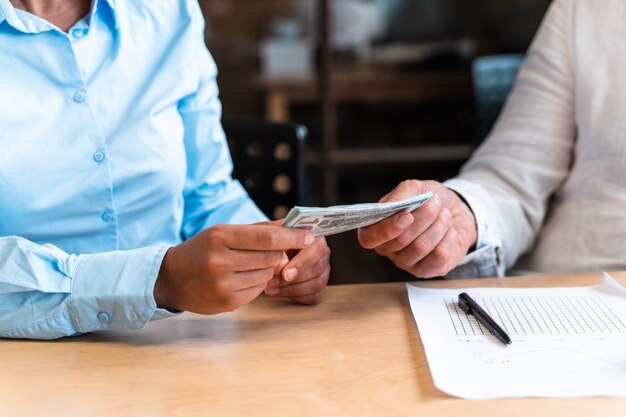 Mann und Frau zählen Rechnungen im Bankbüro