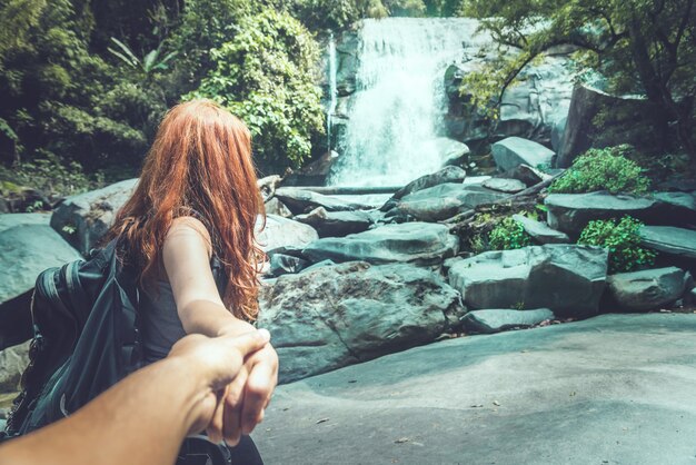 Mann- und Frauenpaare Asien. Gehende Handreisende reisen Natur Wälder, Berge, Wasserfälle