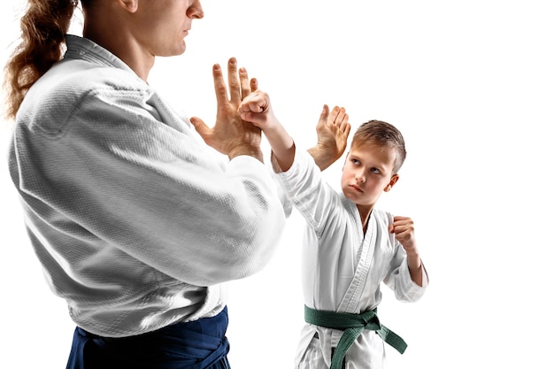 Mann und jugendlicher Junge kämpfen beim Aikido-Training in der Kampfkunstschule