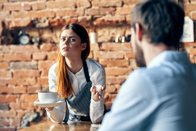 Foto mann und kaffee im café