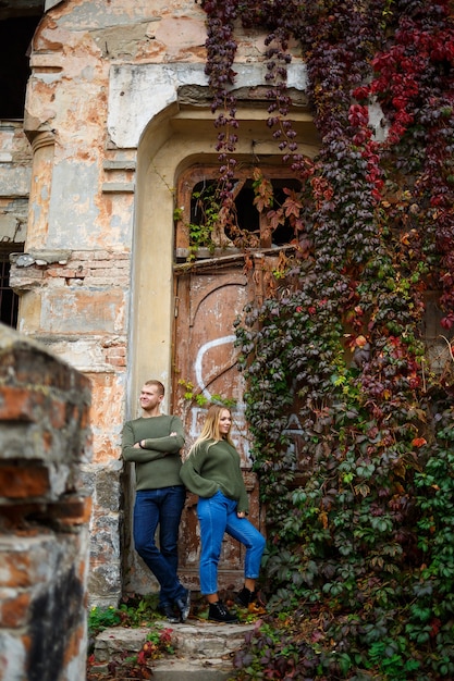 Mann und Mädchen in Jeans und grünen Pullovern