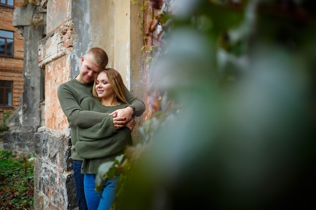 Mann und Mädchen in Jeans und grünen Pullovern