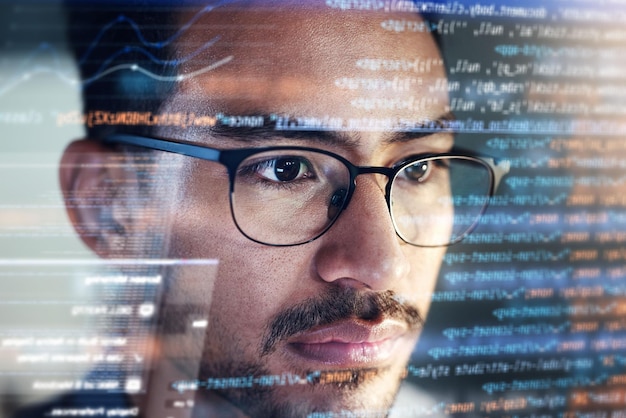 Mann und Programmierer kodieren nachts mit Überlagerung oder Dashboard von Code-Malware oder Software im Büro Männlicher Programmierer oder Entwickler, der spät in der Problemlösung von Algorithmen oder Programmierung arbeitet
