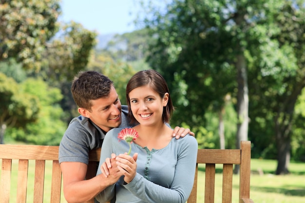 Mann und seine Frau mit einer Blume