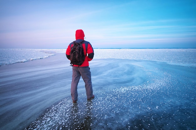 Mann und Wintereis. Naturzusammensetzung.