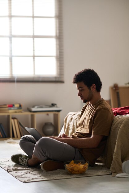 Mann verbringt Zeit zu Hause mit Laptop