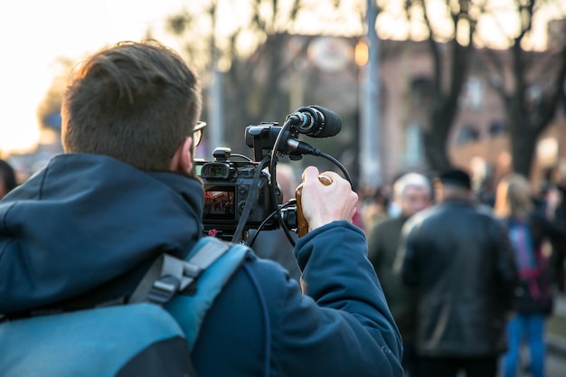 Mann-Videooperator dreht Video