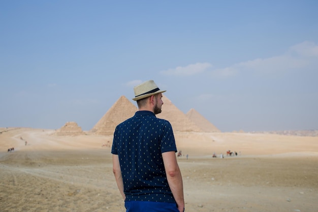 Mann vor dem Hintergrund der ägyptischen Pyramiden