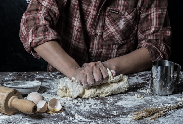 Mann vorbereiten Brot Teig auf Holztisch in einer Bäckerei close up