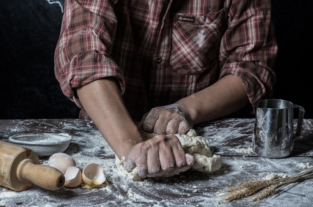 Mann vorbereiten Brot Teig auf Holztisch in einer Bäckerei close up