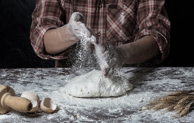 Mann vorbereiten Brot Teig auf Holztisch in einer Bäckerei close up