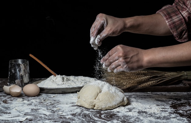 Mann vorbereiten Brot Teig auf Holztisch in einer Bäckerei close up