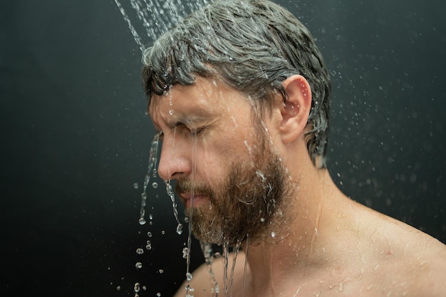 Mann wäscht Haare, Portrait aus der Nähe, Mann badet, duscht, wäscht Haar, Kopf im Badezimmer, männliches Modell Washi