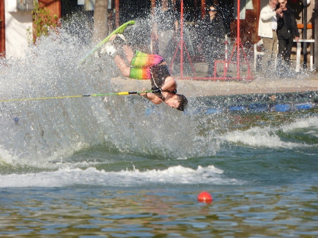 Foto mann wakeboarding im meer