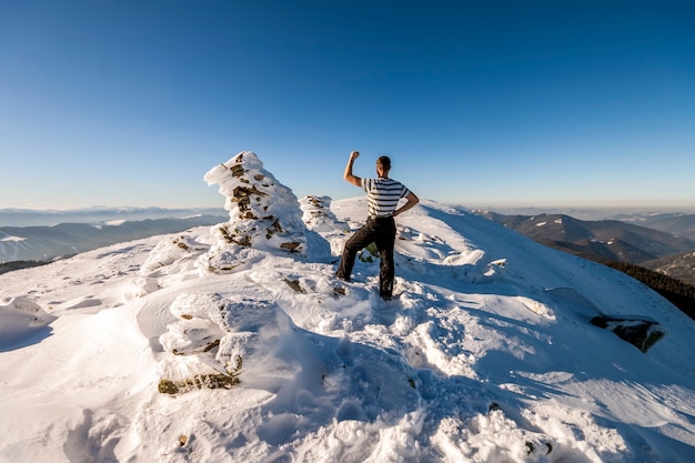 Mann Wanderer auf einem Berg im Winter