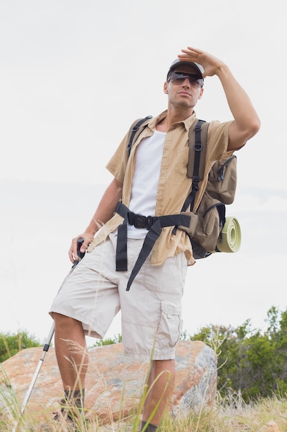 Mann wandern auf Berggelände