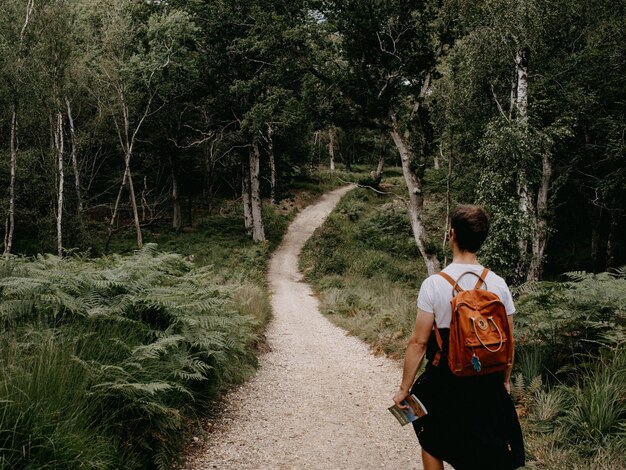 Mann wandert im New Forest UK mit dem Rücken zur Kamera