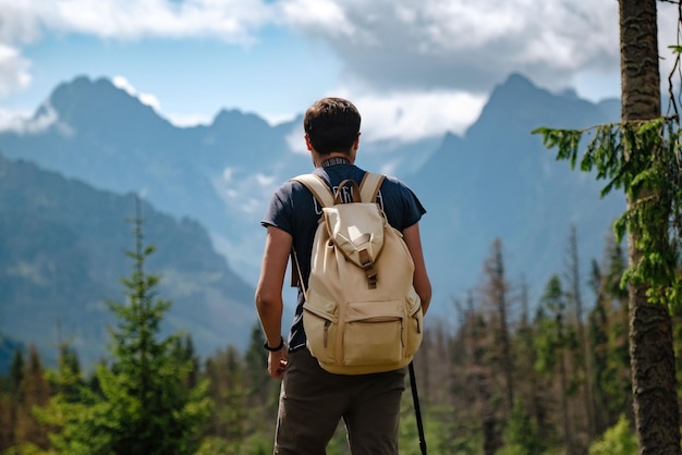 Mann wandert in den Bergen mit schwerem Rucksack Travel Lifestyle Fernweh Abenteuerkonzept Sommerferien allein im Freien in den wilden Tatra-Nationalpark Polen