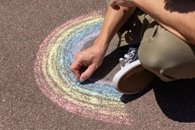 Mann zeichnet Regenbogensymbol von lgbt