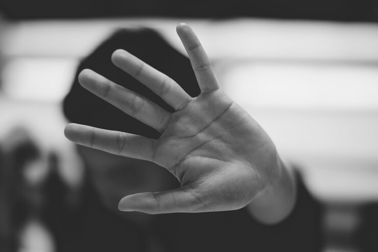 Foto mann zeigt die hand, während er aufhört