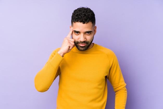 Mann zeigt mit dem Finger im Studio