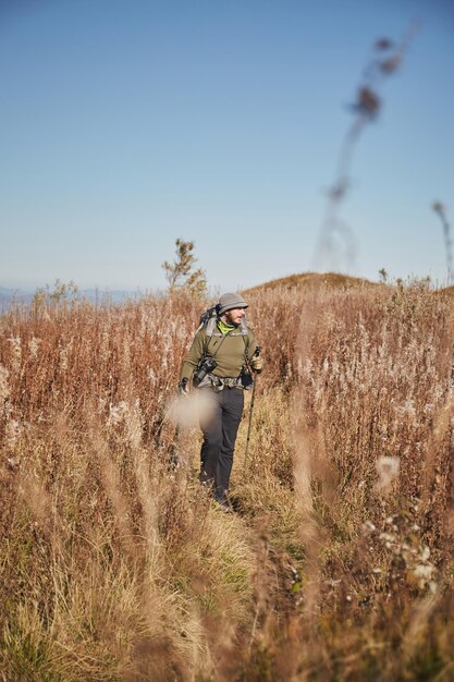 Mann zu Fuß durch den Bergweg in den Karpaten der Ukraine Spazier- und Wanderwege in Borzhava ridge Ländliches Gebiet der Karpaten im Herbst