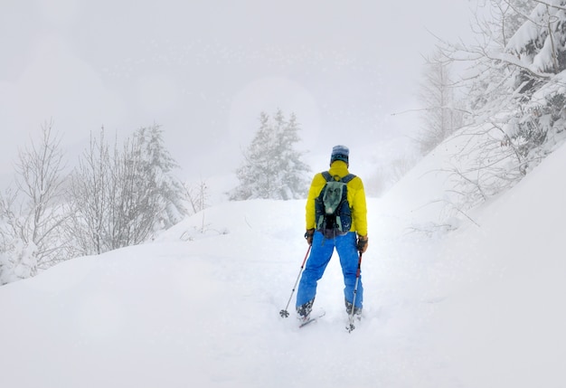 Mann zurück in Skitouren