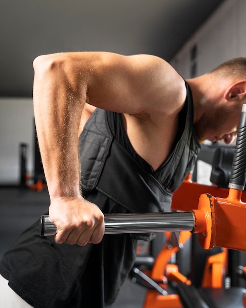 Mannansicht des Seitenansichts im Fitnessstudio