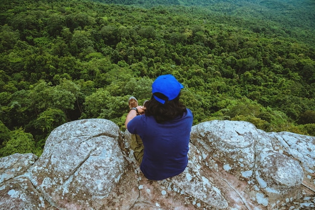 Mannasians-Reise entspannen sich im Feiertag. Sehen Sie Bergnatur auf den Klippen an.