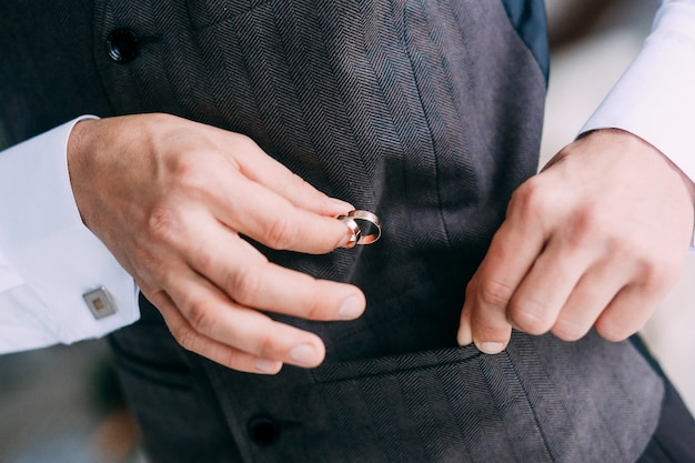 Mannbrust lädt Ring-Taschenweste auf