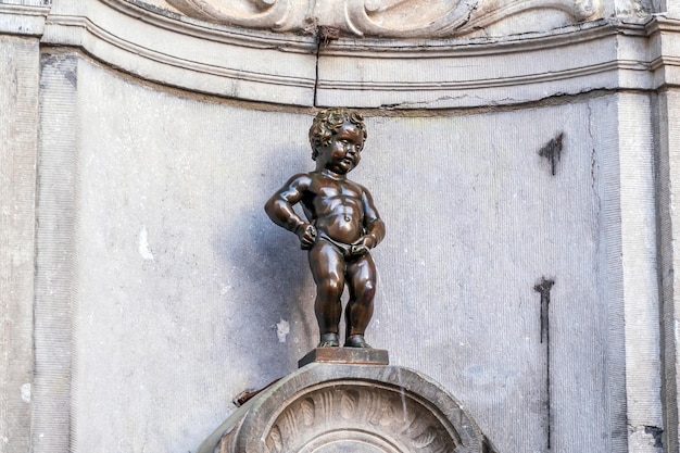 Manneken Pis Little man Pee ou le Petit Julien, um marco de escultura de bronze muito famoso em Bruxelas