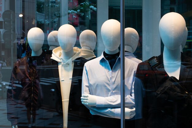 Foto mannequin in einem glasfenster im laden