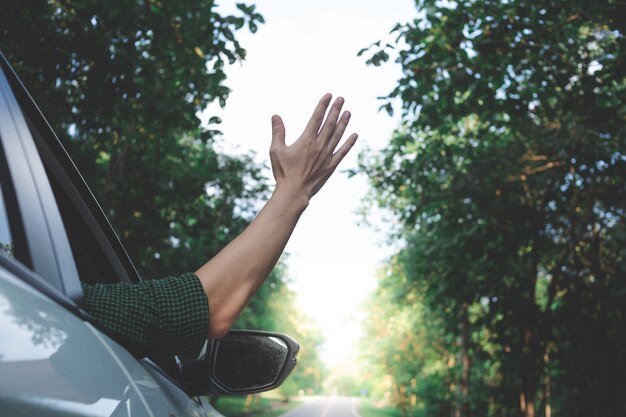 Mannfahrer, der den Wind durch seine Hände beim Fahren in die Landseite glaubt.