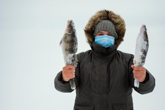 Foto mannfischen mit spezieller ausrüstung