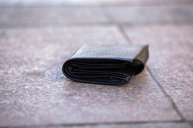 Manngeldbörse im Straßenboden backgroundxA
