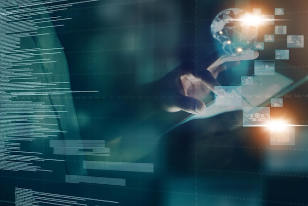 Mannhände oder Cloud-Computing-Tablet im Nachtbüro mit Netzwerksoftware-Programmiercode oder abstrakter 3D-Weltkugel Zoom-Programmierer oder Entwickler mit digitaler Transformationstechnologie ai-App