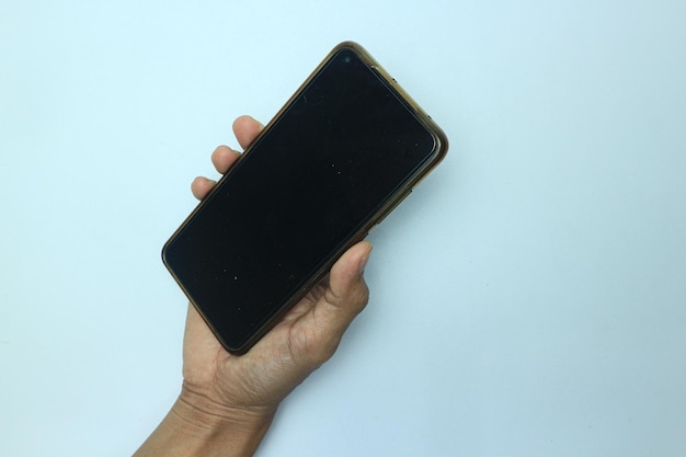 Foto mannhand, die schwarzes smartphone lokalisiert auf weißem hintergrund, beschneidungspfad hält