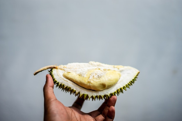 Foto mannhand, die stück durianfrucht hält