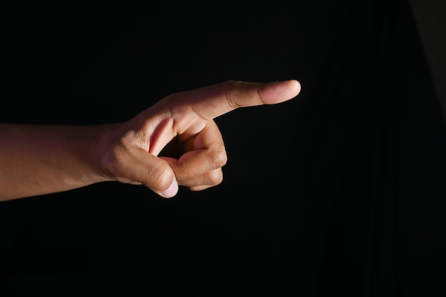 Mannhand zeigt mit dem Finger isoliert auf schwarz