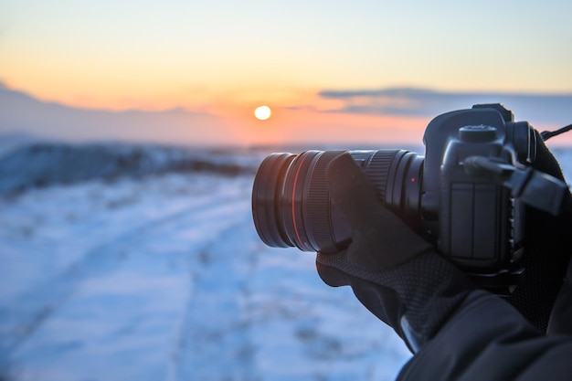 Mannhandkamera in der verschneiten Natur