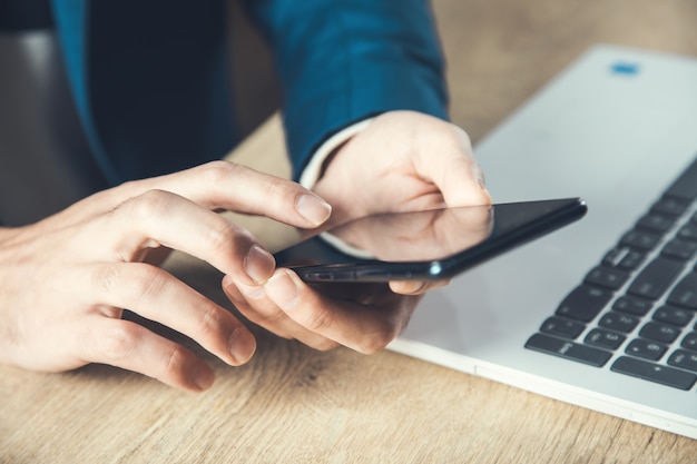 Mannhandtelefon im Schreibtisch