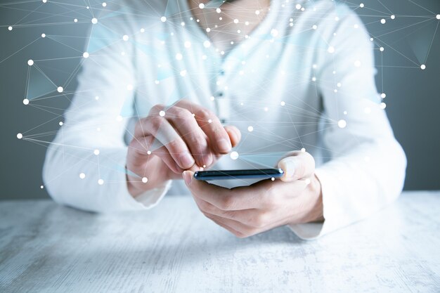 Mannhandtelefon mit Netzwerk im Bildschirm