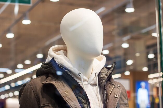 Mannliche Mannequin in blauer Jacke auf Nahaufnahme