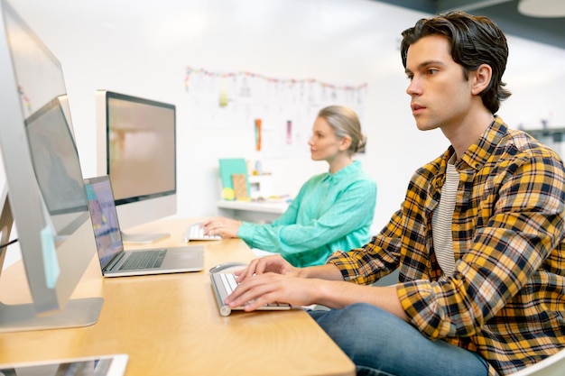 Foto mannliche und weibliche führungskräfte, die am computer arbeiten