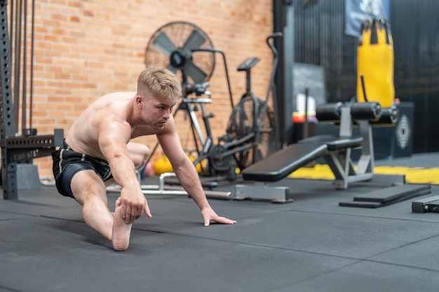 Mannlicher Boxer trainiert und dehnt Muskeln für das Boxtraining im Fitnessstudio