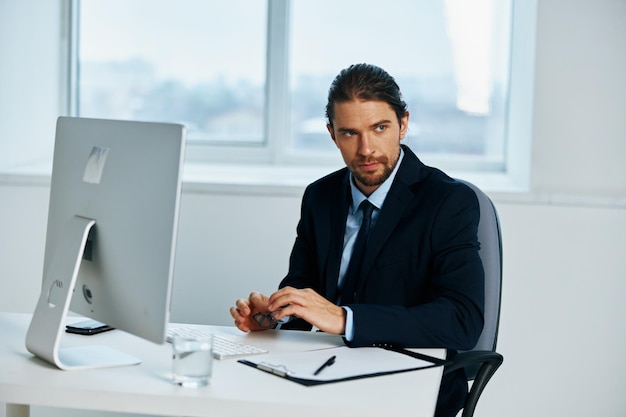 Mannlicher Manager arbeitet vor einem Computer, dokumentiert Lebensstil, Foto in hoher Qualität