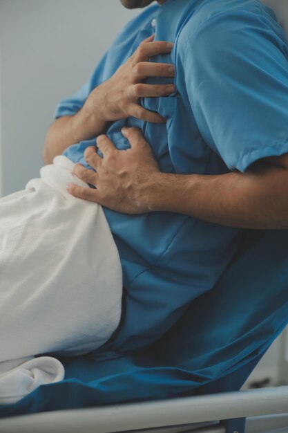 Mannlicher Patient konsultiert einen medizinischen Spezialisten im Krankenhaus Schmerzen in der Brust und entzündliche Herzerkrankungen